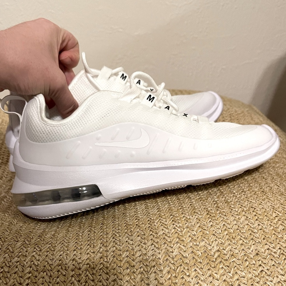 Women’s size 7 Air Max Axis